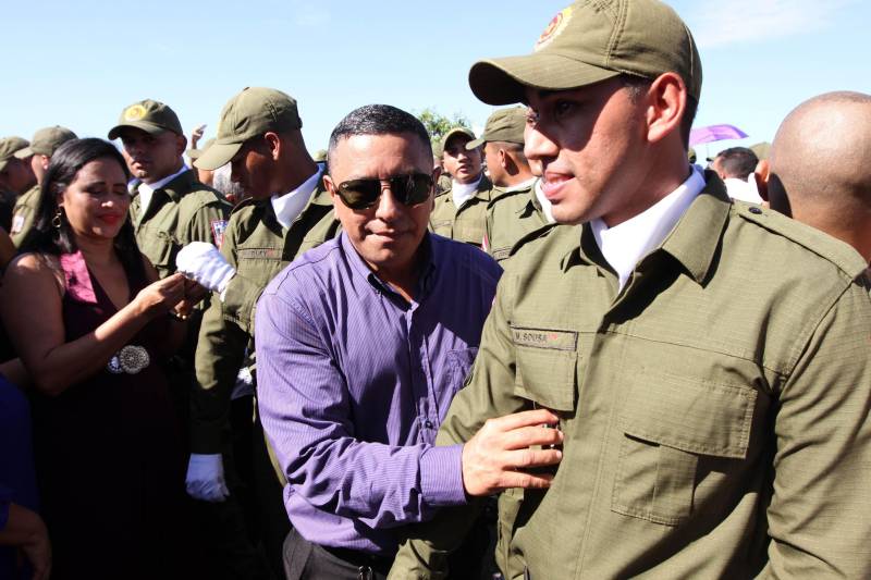 A cerimônia de formatura dos novos praças da Polícia Militar ocorreu na manhã desta segunda-feira (9), simultaneamente, em Belém e outros seis municípios paraenses: Santa Izabel, Castanhal, Barcarena, Capanema, Bragança e Tucuruí. Em Parauapebas, Marabá, Breves, Soure e Conceição do Araguaia, a formatura será celebrada na quinta-feira, dia 12. Na sexta-feira, dia 13, é a vez de Santarém, Altamira, Paragominas e Itaituba. O governador Simão Jatene presidiu a cerimônia de formatura no Portal da Amazônia, bairro da Cidade Velha, em Belém. Milhares de familiares dos formandos lotaram o espaço para entregar aos novos policiais militares seus diplomas de conclusão de curso.
FOTO: CRISTINO MARTINS / AG. PARÁ
DATA: 09.07.2018
BELÉM - PARÁ <div class='credito_fotos'>Foto: Cristino Martins/Ag. Pará | <a href='/midias/2018/originais/c5e98597-7647-425b-8adb-5fcdf535dfd1.jpg' download><i class='fa-solid fa-download'></i> Download</a></div>