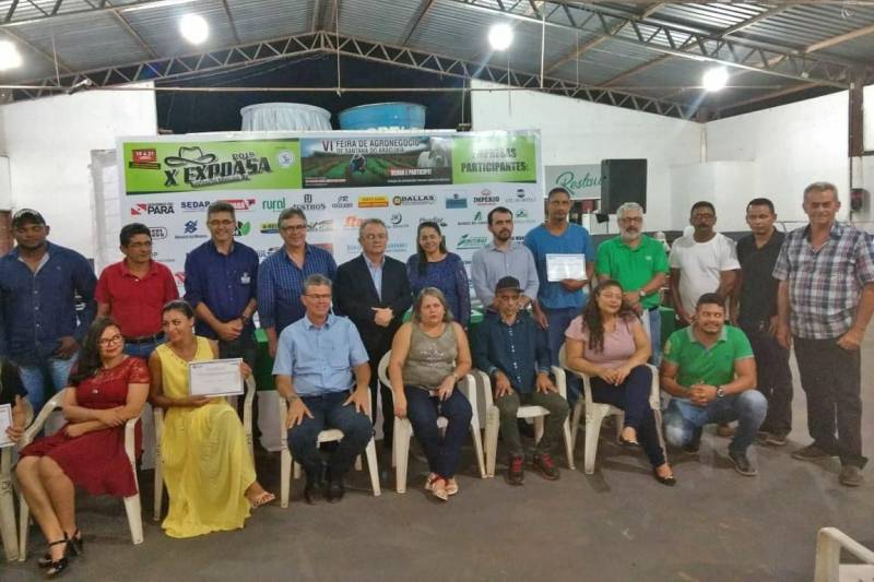 Outro curso oferecido pela Emater, no mês de abril, desta vez no município de Santana do Araguaia (foto), no sul do Pará, foi o de permacultura - sistema de princípios agrícola e social de design centrado em simular ou utilizar diretamente os padrões e características observados em ecossistemas naturais. Encerrado no dia 20, o curso contou com a presença do vice-governador, Zequinha Marinho, e foi oferecido no contexto do Projeto de Educação, Gestão e Difusão da Permacultura no Estado, promovido em parceria entre a Emater, a Escola de Governança Pública do Estado do Pará (EGPA), e outros apoiadores como Ideflor-Bio, Sebrae, e Sindicato Rural local. O projeto, idealizado pelo próprio vice-governador, é coordenado pela Diretoria de Desenvolvimento de Programa Estratégico em Governança Pública (DDPG), junto com o Centro de Desenvolvimento de Competências e Habilidades Profissionais em Governança Pública (CDHP), como mais um elemento de alinhamento do setor agrícola, com capacitações gratuitas em permacultura, essencial para a agricultura familiar.
FOTO: ASCOM / EMATER
DATA: 23.04.2018
SANTANA DO ARAGUAIA - PARÁ <div class='credito_fotos'>Foto: ASCOM EMATER | <a href='/midias/2018/originais/c5f6dfdd-e2e2-4dd4-89d3-320eb4fc52e2.jpg' download><i class='fa-solid fa-download'></i> Download</a></div>