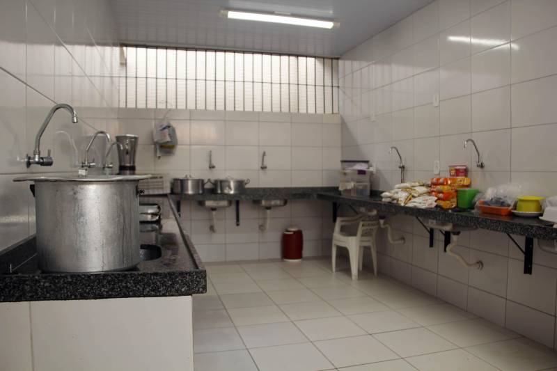 O atendimento a adolescentes em cumprimento de medida de internação provisória entra em uma nova fase no Pará. Foi entregue oficialmente nesta sexta-feira (4) o novo Centro de Internação do Adolescente Masculino (Ciam), localizado no Bairro Sideral, em Belém. O espaço foi completamente revitalizado, melhorando o atendimento aos adolescentes custodiados no espaço por até 45 dias, e de servidores, garantindo um atendimento humanizado e com novos alojamentos, de acordo com os parâmetros do Sistema Nacional de Atendimento Socioeducativo (Sinase). O ato de entrega contou com a participação de toda a equipe técnica da unidade e de representantes de diversas instituições governamentais, do sistema de garantia de direitos e entidades religiosas, que assistiram a apresentações culturais de arte-educadores e saborearam produtos da panificação, frutos de atividades realizadas com os adolescentes dentro das unidades da Fasepa. O Ciam Sideral também vai oferecer curso profissionalizante, qualificando o socioeducando para o mercado de trabalho.
FOTO: FRANKLIN SALVADOR / ASCOM FASEPA
DATA: 04.05.2018
BELÉM - PARÁ <div class='credito_fotos'>Foto: FRANKLIN SALVADOR / ASCOM FASEPA | <a href='/midias/2018/originais/c5fbc376-34ba-4711-bd3f-4ca398dc5795.jpg' download><i class='fa-solid fa-download'></i> Download</a></div>