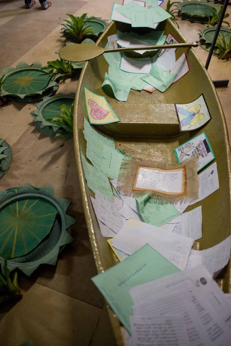 João*, de 17 anos, é natural de Bragança, nordeste do Pará. Há sete meses cumpre medida socioeducativa em uma unidade de internação do Estado após cometer um ato infracional no município onde reside. Mas na manhã desta terça-feira (5), em Belém, pôde vivenciar uma experiência inédita: participou de um espetáculo de teatro (foto) diante de dezenas de pessoas que se reuniram no Teatro Margarida Schivasappa, ao lado de outros 30 adolescentes e jovens privados de liberdade. Uma iniciativa pioneira no país que busca promover a ressocialização por meio da arte, fruto das atividades e oficinas pedagógicas realizadas dentro de espaços gerenciados pela Fundação de Atendimento Socioeducativo do Pará (Fasepa). “Eu nunca tinha vindo em um teatro e isso ficará marcado em mim”, disse o socioeducando. Tímido, ele revelou a vontade de deixar para trás os erros cometidos e seguir um futuro completamente novo, com os primeiros passos sendo dados hoje. “Isso despertou algo dentro de mim, pensar na minha vida e em sair do mundo das drogas. Quem sabe me tornar um ator?” divagou.

FOTO: FERNANDO SETTE / ASCOM IOE
DATA: 05.06.2018
BELÉM - PARÁ <div class='credito_fotos'>Foto: FERNANDO SETTE CÂMARA / ASCOM IOE   |   <a href='/midias/2018/originais/c5fc8eea-4765-4bda-82a9-c585d8ea3d24.jpg' download><i class='fa-solid fa-download'></i> Download</a></div>