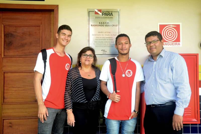 A Escola de Ensino Fundamental e Médio Raimundo Vera Cruz, localizada às margens da BR-316, no município de Ananindeua (Região Metropolitana de Belém), recebeu nesta quarta-feira (19) alunos, coordenadores, professores e toda a equipe responsável pela obra de reforma, e agora integra o grupo de mais 11 estabelecimentos de ensino entregues somente em dezembro no Pará. O prédio tem vários anexos, e todos passaram por total reestruturação. Com 12 salas de aula, a escola dispõe ainda de laboratório de informática e laboratório multidisciplinar, além de sala de atendimento especializado, auditório, quadra poliesportiva e um amplo e climatizado refeitório. Tudo dentro dos padrões de acessibilidade.

FOTO: RAI PONTES / ASCOM SEDUC
DATA: 19.12.2018
ANANINDEUA - PARÁ <div class='credito_fotos'>Foto: Rai Pontes/Ascom Seduc   |   <a href='/midias/2018/originais/c60b067f-6e2d-446e-b64a-595c308cdfe7.jpg' download><i class='fa-solid fa-download'></i> Download</a></div>