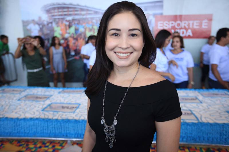 Nesta sexta-feira, uma programação alegre e diferenciada marcou as comemorações pelos 14 anos do Pro Paz no Pará, iniciativa que surgiu em 2004 como um programa do Governo do Estado, convertida mais tarde em política pública por força de decreto, até se consolidar, em 2015, na Fundação Pro Paz, que tem a missão de racionalizar e ordenar recursos e ações para transformar a vida de milhares de paraenses em situação de vulnerabilidade social. A existência do Pro Paz fez do Pará vanguarda na Federação, por ser o único estado que possui, há mais de dez anos, um protocolo padrão para atendimento a crianças e adolescentes vítimas de violência que é modelo para o Brasil, referendado pela ONG Childhood Brasil e reconhecido pela ONU. O modelo referência do trabalho do Pro Paz foi que levou o Pará a ganhar da Organização das Nações Unidas (ONU), em 2015, o reconhecimento por manter uma das onze melhores práticas das Américas para a integração de sistemas de segurança pública com políticas sociais. Na foto, Clarice Pinto, assessora especial da Secretaria Extraordinária de Municípios Sustentáveis.
FOTO: MÁCIO FERREIRA / AG. PARÁ
DATA: 29.06.2018
BELÉM - PARÁ <div class='credito_fotos'>Foto: MÁCIO FERREIRA/ AG. PARÁ | <a href='/midias/2018/originais/c611c11e-d8c2-47ac-92b8-bff4329c2757.jpg' download><i class='fa-solid fa-download'></i> Download</a></div>