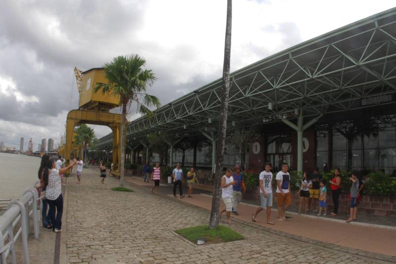 A Rádio e a TV Cultura do Pará preparam um dia de homenagens para celebrar os 402 anos de Belém, nesta sexta-feira (12). O Jornal da Manhã, da Rádio Cultura, e o Jornal da Cultura, da TV Cultura, ganham edição especial neste dia. O programa Conexão Cultura Ao Vivo também vai receber cantores e músicos para celebrar a data com canções marcantes. Neste dia, o Jornal da Cultura vai começar às 18h, direto da Estação das Docas (foto). Além das matérias factuais mostrando como foram as programações do aniversário, o noticiário também vai ter assuntos relacionados ao cotidiano da cidade. Uma matéria vai contar a história de Belém por meio de obras de arte. Além disso, em todos os blocos do jornal, o apresentador Fellipy Fernando vai receber convidados que vão falar sobre aspectos culturais de Belém. A edição especial terá ainda a participação da Orquestra Pau e Cordista de Carimbó.
FOTO: CRISTINO MARTINS / ARQUIVO AG. PARÁ
DATA: 27.12.2017
BELÉM - PARÁ <div class='credito_fotos'>Foto: Cristino Martins/Ag. Pará | <a href='/midias/2018/originais/c614f06d-d81d-48f0-bad7-77ca487f12df.jpg' download><i class='fa-solid fa-download'></i> Download</a></div>