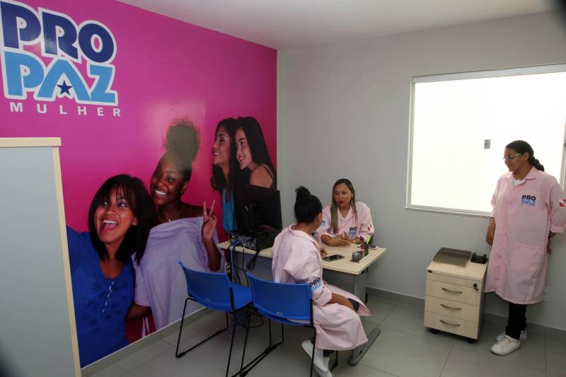 O Governo do Estado entregou nesta sexta-feira, 26, mais uma unidade Pro Paz Mulher (foto). O governador Simão Jatene fez a entrega do novo espaço, que fica em Ananindeua, na Região Metropolitana de Belém e visa ampliar o atendimento humanizado e integral às mulheres em situação de violência de gênero. “Não é apenas um espaço de atendimento às mulheres, mas é, antes de tudo, um espaço de construção da cultura da paz”, disse o governador durante a inauguração.
FOTO: SIDNEY OLIVEIRA / AG. PARÁ
DATA: 26.10.2018
ANANINDEUA - PARÁ <div class='credito_fotos'>Foto: Sidney Oliveira/Ag. Pará | <a href='/midias/2018/originais/c6174795-f8c7-47b4-8fc3-4705bf5ca12e.jpg' download><i class='fa-solid fa-download'></i> Download</a></div>