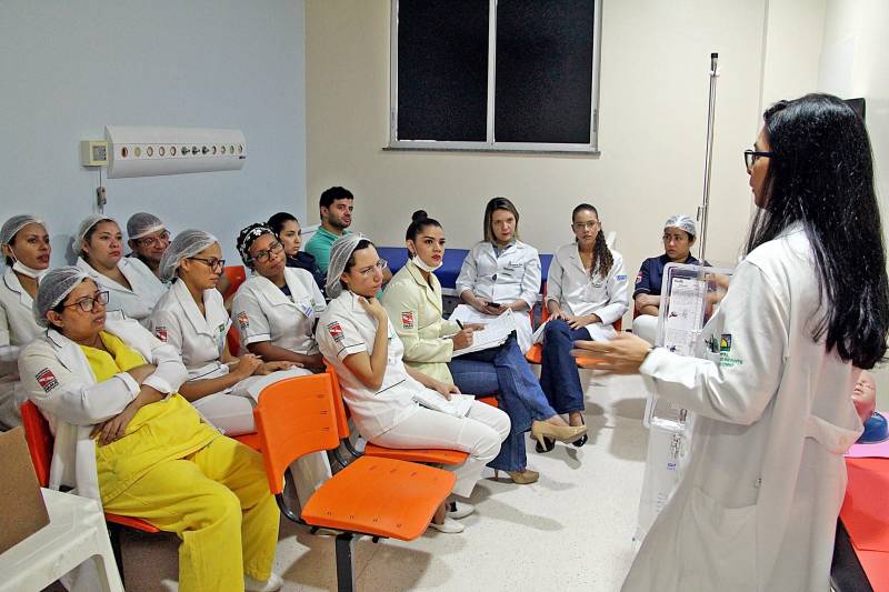 De acordo com estimativas do Instituto Nacional de Câncer (Inca), dos 12.500 mil novos casos de câncer infantojuvenil que deverão ser diagnosticados no Brasil em 2018, cerca de 1.200 mil estarão na Região Norte. Os últimos estudos do Inca indicam ainda que as possibilidades de cura chegam a 80%, quando o diagnóstico é precoce e o tratamento feito em um centro especializado. Na norte do Brasil, onde a incidência dos novos casos será a menor em relação às demais regiões, o Hospital Oncológico Infantil Octávio Lobo é referência para o tratamento de crianças e adolescentes, na faixa etária de zero a 19 anos. Com uma equipe médica especializada, a unidade, que é gerenciada pela Pró-Saúde Associação Beneficente de Assistência Social e Hospitalar, sob contrato de gestão com a Secretaria de Estado de Saúde Pública (Sespa), tem investido no treinamento de seus funcionários (foto), para garantir mais qualidade e segurança no atendimento aos pacientes.

FOTO: ASCOM / HOIOL
DATA: 14.05.2018
BELÉM - PARÁ <div class='credito_fotos'>Foto: ASCOM HOIOL   |   <a href='/midias/2018/originais/c61e5c41-708a-4a9c-ab38-032e91d3f65d.jpg' download><i class='fa-solid fa-download'></i> Download</a></div>