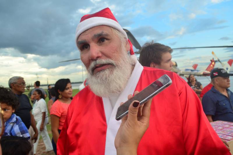 Uma tarde para não sair da memória de centenas de crianças que participaram na tarde desta sexta-feira, 7, do Natal com Segurança promovido pela Secretaria de Estado de Segurança Pública e Defesa Social (Segup). Com olhos atentos para o céu, meninos e meninas receberam com emoção o delegado de polícia que se tornou Papai Noel por um dia. Ele chegou ao Portal da Amazônia em um helicóptero do Grupamento Aéreo de Segurança Pública (Graesp) causando emoção aos presentes. Na foto, no papel do bom velhinho, o diretor de Polícia Metropolitana, Aldo Botelho não deixou de falar às crianças do grande presente que elas todas possuem e a emoção de estar participando do momento natalino.

FOTO: ELIELSON MODESTO / ASCOM SUSIPE
DATA: 08.12.2018
BELÉM - PARÁ <div class='credito_fotos'>Foto: Elielson Modesto / Ascom Segup   |   <a href='/midias/2018/originais/c620947f-26fa-491a-a446-df2443e535f2.jpg' download><i class='fa-solid fa-download'></i> Download</a></div>