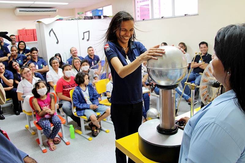 Reduzir o consumo de energia parece difícil diante das facilidades que ela proporciona no dia a dia. Para tentar mudar esse pensamento e promover a sustentabilidade entre seus funcionários e usuários, o Hospital Oncológico Infantil Octávio Lobo realizou na segunda-feira (28) a II Campanha de Consumo Consciente de Energia (foto). Alusiva ao Dia Mundial da Energia – 29 de Maio, a campanha no hospital sensibilizou funcionários e usuários com réplicas de importantes experimentos relacionados à energia e materiais educativos sobre consumo consciente.
FOTO: ASCOM / HOIOL
DATA: 29.05.2018
BELÉM - PARÁ <div class='credito_fotos'>Foto: ASCOM HOIOL | <a href='/midias/2018/originais/c627f7ca-cdee-4432-95e7-bbd4b126bb7c.jpg' download><i class='fa-solid fa-download'></i> Download</a></div>
