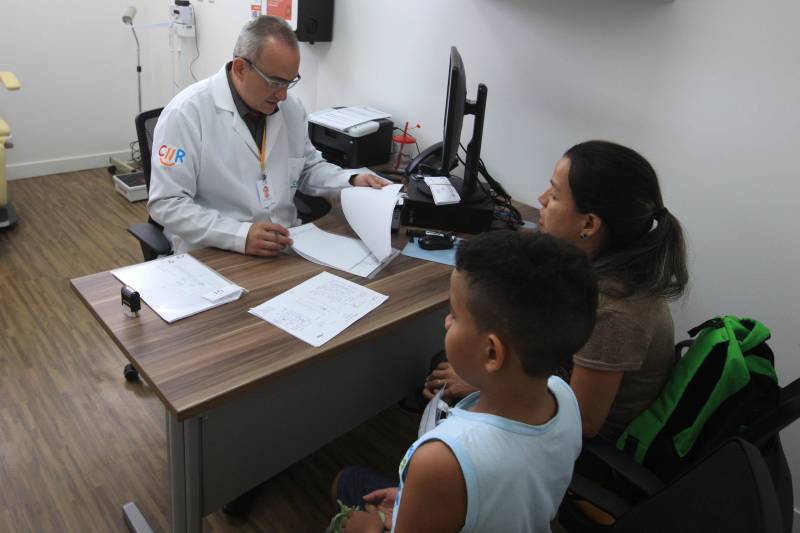 Katiuscia Furtado, 35 anos (foto), cuida do filho em tempo integral. Kenzo, 09 anos, foi diagnosticado com o espectro do autismo. No CIIR, o menino já foi atendido pela assistente social, passou por triagem médica, nutricionista e agora foi examinado pelo otorrino. Todo esse processo, segundo a mãe da criança, ocorreu em menos de 15 dias.
FOTO: SIDNEY OLIVEIRA / AG. PARÁ
DATA: 18.11.2018
BELÉM - PARÁ
<div class='credito_fotos'>Foto: Sidney Oliveira/Ag. Pará | <a href='/midias/2018/originais/c62d5381-323c-4aaa-8b41-e0191a99d184.jpg' download><i class='fa-solid fa-download'></i> Download</a></div>