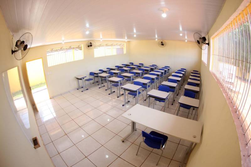 Também foram entregues nesta segunda (25) obras no distrito de Serra Pelada, em Curionópolis, sudeste do Estado. Uma das inaugurações foi a da Escola Estadual de Ensino Médio Joaquina Diamantina. A unidade de ensino teve investimento de R$ 220 mil em serviços nas redes elétrica e hidráulica, além de pintura, melhoria do forro e cobertura, assim como parte do piso, muro e calçada. Fundada em 1989, a escola foi praticamente reconstruída para atender com qualidade os 232 estudantes, nos turnos da tarde e à noite. São três salas de aula; bloco administrativo (sala da direção, sala dos professores e secretaria); uma copa cozinha, uma dispensa para armazenamento de alimentos da merenda escolar e banheiros masculino, feminino e de pessoa com deficiência (PCD). Em Curionópolis, o governador também entregou a pavimentação asfáltica de quatro quilômetros de vias urbanas, uma parceria com a Prefeitura de Curionópolis, dentro do Programa Asfalto na Cidade. Para esta obra, foram destinados R$ 1,7 milhão, que incluem serviços em terra, sub-base e base, pavimentação em CBUQ (Concreto Betuminoso Usinado a Quente) de três centímetros de espessura, meio-fio de concreto com lâmina d’água e sinalização horizontal. Curionópolis é um dos 99 municípios paraenses que assinaram com o governo o Termo de Asfalto, sendo que 33 já iniciaram as obras. Somados, os termos garantirão 529,6 km de pavimentação de vias urbanas – um investimento total de quase R$ 255 milhões do Tesouro Estadual.
FOTO: THIAGO GOMES / AG. PARÁ
DATA: 25.06.2018
CURIONÓPOLIS - PARÁ <div class='credito_fotos'>Foto: Thiago Gomes /Ag. Pará | <a href='/midias/2018/originais/c6323145-b222-4145-9bd6-15c9a13c7603.jpg' download><i class='fa-solid fa-download'></i> Download</a></div>
