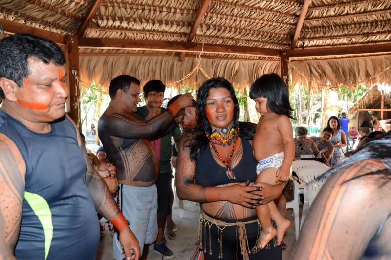 O que motiva um grupo de jovens indígenas da nação indígena Gavião, a concluir o Ensino Médio sem sair da aldeia, localizada no município Bom Jesus do Tocantins, na região sudeste do Estado? A escola construída dentro da reserva, em forma de maloca, com toda natureza ao redor, foi determinante para manter o foco dos alunos do Mundiar nos estudos. Mas a professora, algumas vezes, preferiu levar a aula para o meio da plantação ou para a beira do rio. Uma atitude pedagógica com elevado significado. A estratégia de relacionar o conteúdo da proposta na Matriz Curricular à realidade da aldeia Akrãkikatêjê, durante as aulas, foi montada pela cacique Kátia Tonkyre, para cumprir a promessa feita em 2016, quando a turma foi formada, de que todos os estudantes matriculados iriam se empenhar ao máximo para concluir o Ensino Médio, por meio da metodologia do Projeto Mundiar (foto), implantado pela Secretaria de Estado de Educação (Seduc). O Mundiar visa corrigir a distorção escolar idade/ano e reduzir a repetência e a evasão de alunos.
FOTO: FERNANDO NOBRE / ASCOM SEDUC
DATA: 15.06.2018
BOM JESUS DO TOCANTINS - PARÁ <div class='credito_fotos'>Foto: FERNANDO NOBRE/ASCOM SEDUC | <a href='/midias/2018/originais/c634f7fe-c636-4698-8f3b-3a243b8e1697.jpg' download><i class='fa-solid fa-download'></i> Download</a></div>