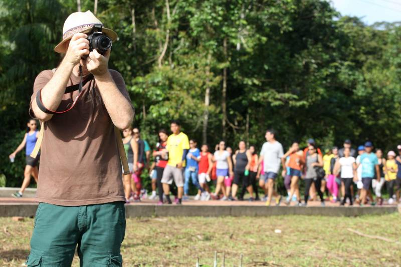 Uma reabertura feita a milhares de mãos. A fita inaugural colocada no inicio da trilha principal do Parque do Utinga foi rompida por mais de cinco mil pessoas ansiosas pelo inicio da caminhada, marcando o segundo dia da programação de reabertura do mais novo espaço paraense de lazer e interatividade com a natureza.
FOTO: SIDNEY OLIVEIRA / AG. PARÁ
DATA: 17.03.2018
BELÉM - PARÁ <div class='credito_fotos'>Foto: Sidney Oliveira/Ag. Pará | <a href='/midias/2018/originais/c636cf0a-3488-4d1b-aa3e-aeeca90df087.jpg' download><i class='fa-solid fa-download'></i> Download</a></div>