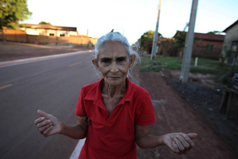 Há 35 anos a dona de casa Guardiana Feitosa (foto) é moradora da Rua 15 de Novembro, em Floresta do Araguaia, sul do Pará. Há pelo menos cinco deles não colocava as cadeiras em frente de casa para um bate papo de final de tarde. "Era lama no inverno e poeira no verão, não dava pra ficar aqui na frente", diz Guardiana. "Agora o asfalto chegou, mudou tudo".
FOTO: ANTONIO SILVA / AG. PARÁ
DATA: 25.06.2018
FLORESTA DO ARAGUAIA - PARÁ <div class='credito_fotos'>Foto: Antônio Silva/Ag. Pará | <a href='/midias/2018/originais/c63cbb19-41f6-46b1-a89e-c2d7052427cb.jpg' download><i class='fa-solid fa-download'></i> Download</a></div>