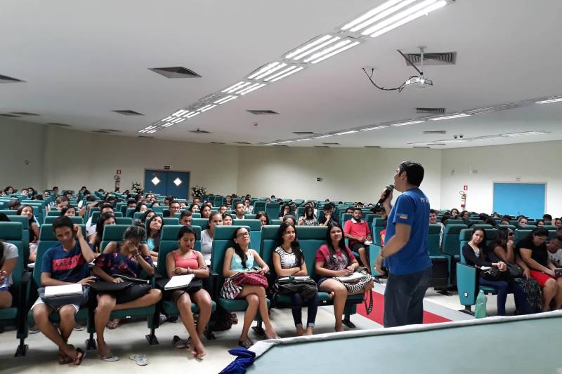 Nem a Copa do Mundo foi capaz de deixar em casa estudantes que se preparam para o Exame Nacional do Ensino Médio. Em pleno domingo de futebol, com a estreia da seleção brasileira, eles lotaram o auditório da Universidade Federal do Oeste do Pará (Ufopa) para assistirem aos aulões da equipe de professores do Pro Paz Enem, que pela segunda vez no ano foi realizado em Santarém, na região oeste do estado.
FOTO: SAMEUL ALVARENGA / CRGBA
DATA: 17.06.2018
SANTARÉM - PARÁ <div class='credito_fotos'>Foto: SAMUEL ALVARENGA / ASCOM CRGBA | <a href='/midias/2018/originais/c6431412-6dc7-4d79-9a24-a14071ce359e.jpg' download><i class='fa-solid fa-download'></i> Download</a></div>
