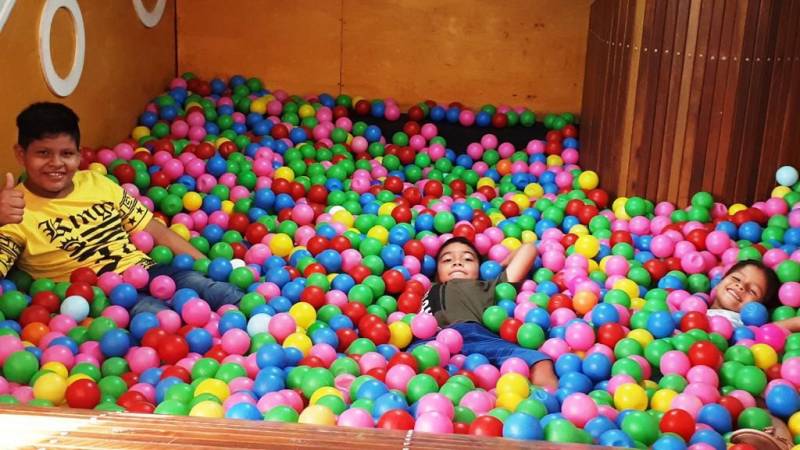 Cerca de 60 crianças (foto) com doenças hematológicas e que fazem acompanhamento na Fundação Centro de Hemoterapia e Hematologia do Pará (Hemopa) tiveram uma quinta-feira especial. Com direito a muitas brincadeiras, animação, Papai Noel e presentes, elas participaram de uma Festa de Natal em um parque infantil. A ação é resultado do trabalho de humanização da Fundação e tudo, do espaço aos presentes, foi fruto do voluntariado.

FOTO: ASCOM / HEMOPA
DATA: 20.12.2018
BELÉM - PARÁ <div class='credito_fotos'>Foto: Ascom Hemopa   |   <a href='/midias/2018/originais/c646199b-3819-4a4b-a2c5-3a076919b36a.jpg' download><i class='fa-solid fa-download'></i> Download</a></div>