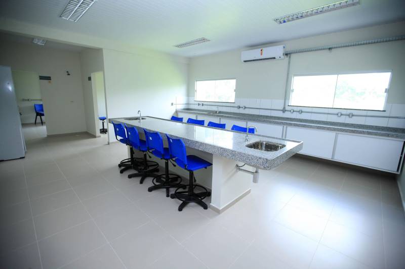 Renovar, reinventar, repensar e preservar a Amazônia e sua extensa biodiversidade serão as principais funções do Centro de Estudos Avançados da Biodiversidade (Ceabio), o primeiro da região Norte e um dos pioneiros do país. Inaugurado nesta quarta-feira (21), o laboratório faz parte do Parque de Ciência e Tecnologia Guamá (PCT Guamá), sediado em Belém.
FOTO: MÁCIO FERREIRA / AG. PARÁ
DATA: 21.02.2018
BELÉM - PARÁ <div class='credito_fotos'>Foto: MÁCIO FERREIRA/ AG. PARÁ | <a href='/midias/2018/originais/c64c620e-3fbe-43e0-8352-7350187a3fef.jpg' download><i class='fa-solid fa-download'></i> Download</a></div>