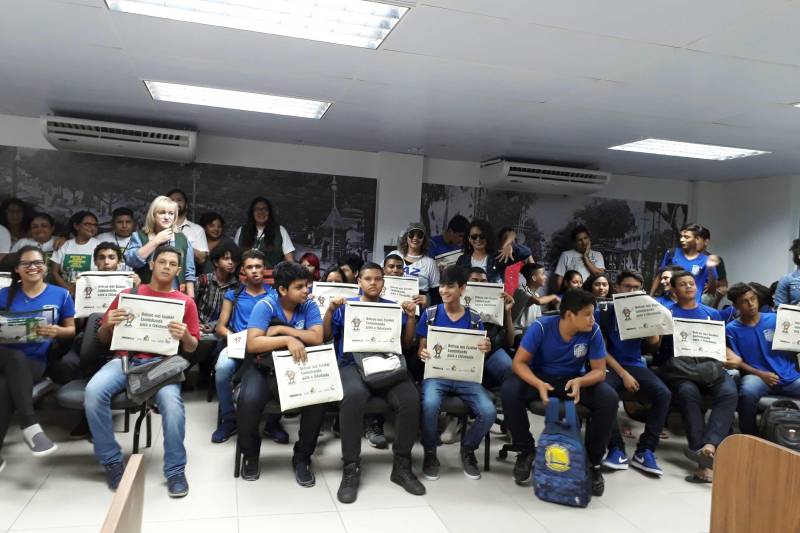 O Programa Detran nas Escolas proporcionou na manhã desta quarta-feira (14) a 28 alunos da Escola Estadual de Ensino Fundamental General Gurjão uma visita à Escola Pública de Trânsito (EPT), mantida pelo Departamento de Trânsito do Estado. Acompanhados por duas professoras, eles conheceram a Coordenadoria de Educação do órgão e aprenderam com servidores algumas atitudes que podem ajudar a salvar vidas.
FOTO: ASCOM DETRAN-PA
DATA: 15.11.2018
BELÉM - PARÁ <div class='credito_fotos'>Foto: ASCOM DETRAN | <a href='/midias/2018/originais/c64cbfc4-b11f-47e9-a4a6-2ddad98a2bdc.jpg' download><i class='fa-solid fa-download'></i> Download</a></div>