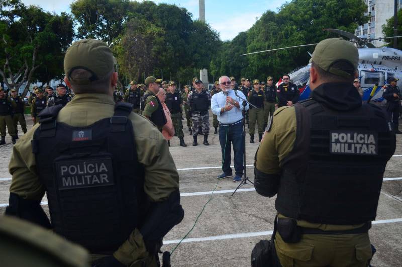 Foi lançada na manhã deste sábado, 8, na Praça da Bandeira, em Belém, a Operação Boas Festas, coordenada pela Polícia Militar do Pará e integrada aos órgãos do Sistema de Segurança Pública do Estado. As ações da Boas Festas vão até o dia 1º de janeiro de 2019. A população do Estado contará com 6,6 mil policias militares que reforçarão o policiamento ordinário na capital, área metropolitana e demais regiões paraenses. 

FOTO: ELIELSON MODESTO / ASCOM SUSIPE
DATA: 08.12.2018
BELÉM - PARÁ <div class='credito_fotos'>Foto: Elielson Modesto / Ascom Segup   |   <a href='/midias/2018/originais/c64ebb7e-39f9-418e-94e4-93b0fe69fea8.jpg' download><i class='fa-solid fa-download'></i> Download</a></div>