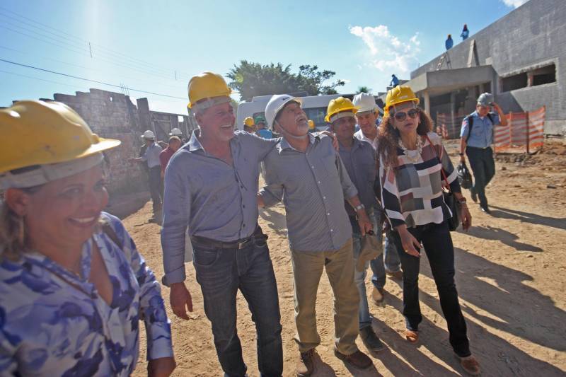O município de Itaituba, localizado a cerca de 1,3 mil quilômetros de Belém, no sudoeste do Pará, recebeu agenda do Governo do Estado nesta terça-feira (3). O governador Simão Jatene visita uma série de obras no município, entre elas a da escola com 12 salas de aula que está sendo construída no distrito de Miritituba e do Hospital Regional Público do Tapajós (foto). A comitiva governamental fará inspeção ainda nas obras do novo sistema de abastecimento e tratamento de água da Companhia de Saneamento do Pará (Cosanpa).
FOTO: MARCELO LELIS / AG. PARÁ
DATA: 03.07.2018
ITAITUBA - PARÁ <div class='credito_fotos'>Foto: Marcelo Lelis / Ag. Pará | <a href='/midias/2018/originais/c657729d-20d3-4862-a0bf-47d9739b1531.jpg' download><i class='fa-solid fa-download'></i> Download</a></div>