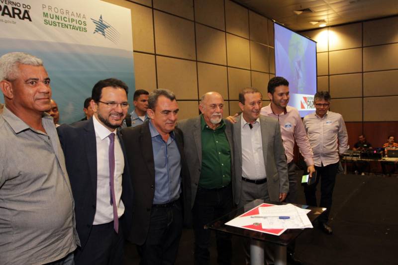 O primeiro dia do Fórum Permanente de Prefeitas e Prefeitos dos Municípios Sustentáveis contou com a participação de 85 prefeitos , 17 vices e 21 secretários municipais dos 141 municípios manifestaram interesse em adotar as diretrizes do programa. Para o governador Simão Jatene, esta grande participação simboliza a união de agentes públicos que colocaram os interesses coletivos acima dos interesses individuais para construir um estado melhor para todos. Com o tema “Gestão Compartilhada”, o evento traz as experiências e os desdobramentos das agendas governamentais que foram planejadas em parceria com as gestões municipais. Através da Secretaria Extraordinária de Municípios Sustentáveis (Semsu) Governo do Pará, por meio da Semsu, investe na capacitação dos municípios para a promoção de uma gestão fiscal eficiente. Para Izabela Jatene, este primeiro dia serviu para sinalizar o quanto os gestores estão preocupados com o equilíbrio da questão fiscal dos municípios e em desenvolver uma governança compartilhada para desenvolver seus municípios.
FOTO: CRISTINO MARTINS / AG. PARÁ
DATA: 07.02.2018
BELÉM - PARÁ <div class='credito_fotos'>Foto: Cristino Martins/Ag. Pará | <a href='/midias/2018/originais/c65f494a-7afc-4b82-929d-c0d0bcb10a06.jpg' download><i class='fa-solid fa-download'></i> Download</a></div>