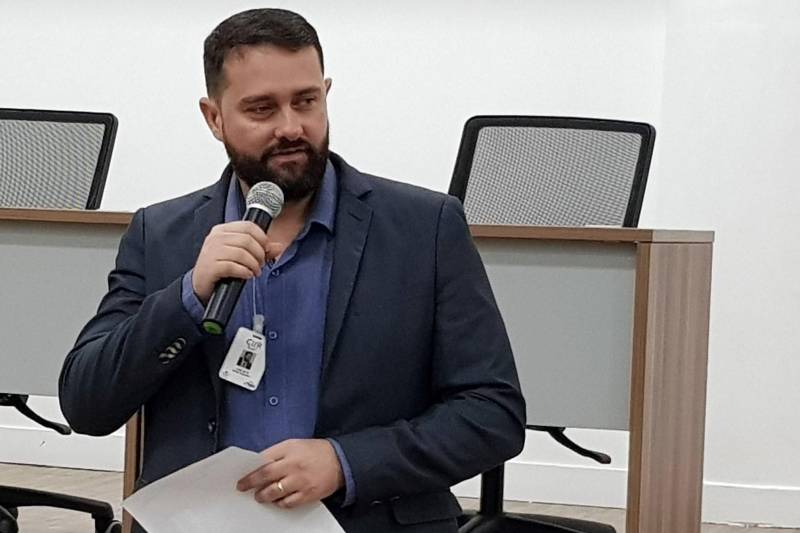 De acordo com o diretor executivo do CIIR, o administrador José Neto, o curso de Libras é uma iniciativa do Grupo Técnico da unidade para o melhor trato da pessoa com deficiência. 

FOTO: ASCOM CIIR
DATA: 17.05.2018
BELÉM - PARÁ <div class='credito_fotos'>Foto: ASCOM CIIR   |   <a href='/midias/2018/originais/c66e7ede-f1fa-4f1a-a0bc-42ac8a664446.jpg' download><i class='fa-solid fa-download'></i> Download</a></div>