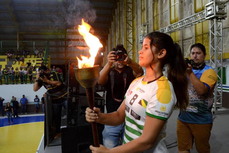 Ação esportivo-educacional que há mais de meio século propõe disseminar a cultura da paz e descobrir talentos esportivos, os Jogos Estudantis Paraenses (Jeps) chegam à sua 60ª edição. Até o dia 26 de maio, o município de Parauapebas, no sudeste do Estado, sedia a etapa Carajás, a quarta e última regional, que apontará os representantes da região que vão disputar a etapa estadual, em Belém. Jogar a etapa estadual é o objetivo dos atletas envolvidos nas competições. E chegar à etapa nacional é a constatação de que é possível realizar sonhos. Este é o caso da estudante Emylle Mota, 14 anos (foto), aluna da Escola Fernando Pessoa.
FOTO: FERNANDO NOBRE / ASCOM SEDUC
DATA: 23.05.2018
PARAUAPEBAS - PARÁ <div class='credito_fotos'>Foto: FERNANDO NOBRE/ASCOM SEDUC | <a href='/midias/2018/originais/c673c9fc-da63-458e-b1f4-a7b690b1b2c1.jpg' download><i class='fa-solid fa-download'></i> Download</a></div>