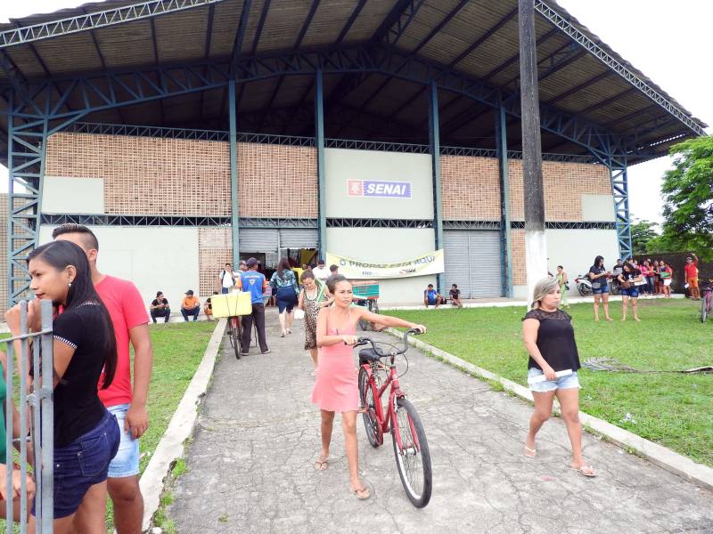 Termina neste sábado, 17, o atendimento da Caravana Pro Paz Cidadania em Bragança, município localizado na região nordeste do estado. Com o apoio da prefeitura e secretarias estaduais, a ação começou na quinta-feira, 15, no ginásio do Senai. Até o momento, mais de dois mil atendimentos foram feitos. A população pode solicitar a emissão de RG, CPF, certidão de nascimento (1° e 2° via), Id Jovem, identidade de nome social e aconselhamento jurídico.
FOTO: CARLOS SODRÉ / AG. PARÁ
DATA: 16.03.2018
BRAGANÇA - PARÁ <div class='credito_fotos'>Foto: Carlos Sodré/Agência Pará | <a href='/midias/2018/originais/c6764f0f-be58-4954-a007-1b7bcac20f9d.jpg' download><i class='fa-solid fa-download'></i> Download</a></div>