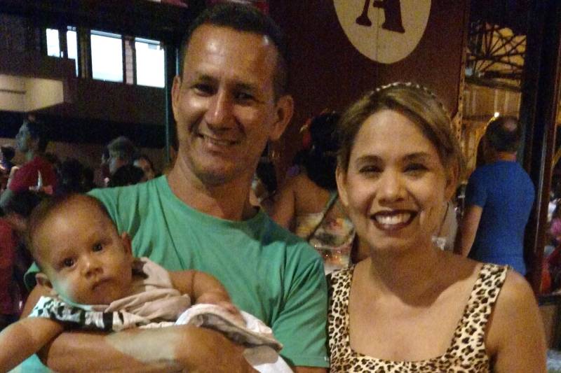 Quem optou por ficar na cidade para fugir do tumulto nesse feriado encontrou uma boa programação para a terça-feira de Carnaval. O Bailinho da Estação das Docas reuniu gerações em torno da folia de Momo. Embaladas pelo grupo Sambloco e pelas Crias do Curro Velho elas fizeram a festa no Armazém 3 e também na orla do complexo, dando vida a super-heróis, dançarinas, pierrôs, palhaços e outros personagens. Na foto, a pedagoga Renata Leal, de 33 anos, trouxe o marido e o filho de quatro meses para o Bailinho.
FOTO: ASCOM OS PARÁ 2000
DATA: 13.02.2018
BELÉM - PARÁ <div class='credito_fotos'>Foto: ASCOM OS PARÁ 2000 | <a href='/midias/2018/originais/c67b4b6e-cb8c-4dd9-a03a-27b749c70fc5.jpg' download><i class='fa-solid fa-download'></i> Download</a></div>