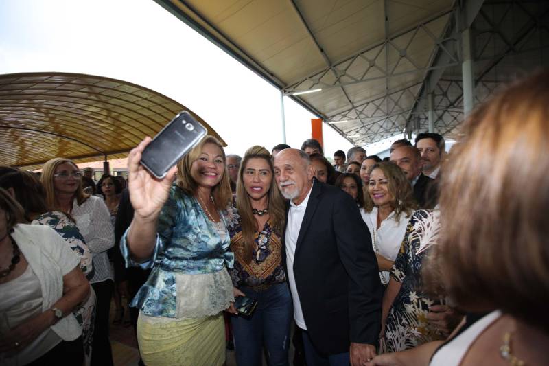 Um espaço moderno, com atendimento de alta qualidade. Assim é o Centro Integrado de Inclusão e Reabilitação (CIIR), inaugurado pelo Governo do Estado na tarde desta quarta-feira (30). O centro integra vários serviços em um único local. Da assistência médica, odontológica, passando pela reabilitação, capacitação, oficinas para produção de próteses e serviço de apoio e diagnósticos em crianças, jovens e adultos com deficiência no Estado do Pará. Localizado na rodovia Arthur Bernardes, em Belém, às margens da Baía do Guajará, o Centro Integrado é o primeiro na região Norte e fica em uma área total de mais de 40 mil metros quadrados. A obra foi iniciada em março de 2014 e está orçada em mais de R$ 32 milhões, recursos do tesouro estadual. O CIIR faz parte das ações previstas pelo Governo do Estado ampliando os serviços já oferecidos pela Secretaria de Estado de Saúde Pública (Sespa). 

FOTO: ANTÔNIO SILVA / AG. PARÁ 
DATA: 30.05.2018 
BELÉM - PARÁ <div class='credito_fotos'>Foto: Antônio Silva/Ag. Pará   |   <a href='/midias/2018/originais/c67b96ca-89ec-4e42-8022-2034fa293ada.jpg' download><i class='fa-solid fa-download'></i> Download</a></div>