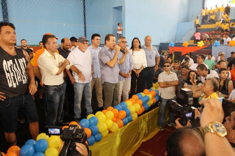 O governador Simão Jatene, na manhã deste sábado (14), no município de Castanhal, nordeste do Pará, assinou oficialmente a lei que regulamenta o serviço de transporte alternativo intermunicipal de passageiros. A cerimônia ocorreu no ginásio Loyola Passarinho. Na foto, o presidente da Assembleia Legislativa do Estado, deputado Márcio Miranda.

FOTO: CRISTINO MARTINS / AG. PARÁ
DATA: 14.04.2018
CASTANHAL - PARÁ <div class='credito_fotos'>Foto: Cristino Martins/Ag. Pará   |   <a href='/midias/2018/originais/c680ca51-65c0-45c8-a47d-dcb2a0c43a43.jpg' download><i class='fa-solid fa-download'></i> Download</a></div>