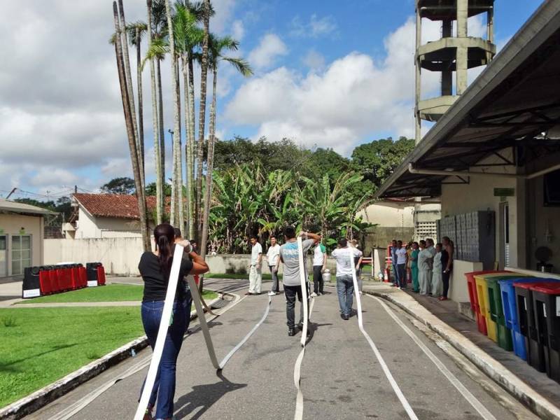 Segurança e prevenção. Essas são palavras que vão ficar na cabeça dos colaboradores do Hospital Público Estadual Galileu (HPEG), localizado em Belém (PA), que fazem parte da brigada de incêndio da unidade. O treinamento (foto), com carga horária de 20h, foi iniciado no dia 24 e encerrou nesta sexta-feira (27) com o técnico em Segurança do Trabalho e bombeiro civil, Jean Farias, e a técnica de enfermagem e bombeira civil, Alessandra Rodrigues. “Neste curso, o diferencial foi ensinarmos sobre primeiros socorros e plano de abandono da unidade, também estamos treinando a brigada para combater princípios de incêndio para que, caso ocorra um sinistro, o fogo não se alastre”, explicou a bombeira civil, Alessandra Rodrigues.
FOTO: ASCOM / HPEG
DATA: 27.04.2018
BELÉM - PARÁ <div class='credito_fotos'>Foto: ASCOM / HPEG | <a href='/midias/2018/originais/c683af8c-e110-4a53-83e7-273c94615ab3.jpg' download><i class='fa-solid fa-download'></i> Download</a></div>