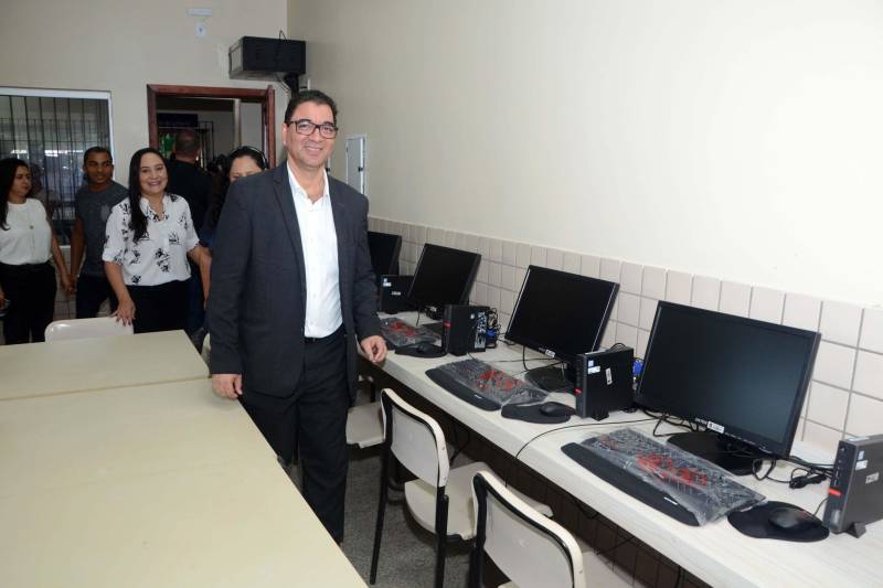 A Escola de Ensino Médio Professor Galvão, em Augusto Corrêa, segue o mesmo padrão estrutural, com 13 novas salas de aula, laboratórios, além de copa, cozinha, banheiros e quadra coberta. A unidade escolar recebeu a instalação de 44 centrais de ar, 26 computadores, 26 monitores e 500 novas carteiras, que vão atender 1.380 alunos. A obra recebeu R$ 3.049.931,38 mil em investimentos. Segundo a aluna Natália Reis de Assis, estudante do 2º  do ano do Ensino Médio na Escola Professor Galvão, “na antiga escola tínhamos dificuldade de aprender nas aulas, pois fazia muito calor nas salas de aula. Hoje, temos salas refrigeradas, isoladas do barulho e agora as aulas são mais dinâmicas”, avalia. Na foto, o secretário Adjunto de Ensino da Seduc, José Roberto Alves.

FOTO: FERNANDO NOBRE / ASCOM SEDUC
DATA: 17.12.2018
AUGUSTO CORRÊA - PARÁ <div class='credito_fotos'>Foto: FERNANDO NOBRE/ASCOM SEDUC   |   <a href='/midias/2018/originais/c69532b3-3697-4c3a-90bd-86ef60b773c4.jpg' download><i class='fa-solid fa-download'></i> Download</a></div>