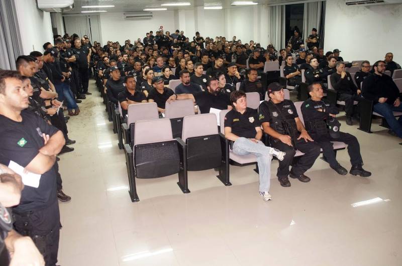 Um trabalho conjunto das Polícias Civil e Militar prendeu 31 pessoas, nesta quarta-feira, 28, durante a Operação Rio das Cobras, que cumpriu mandados judiciais nos municípios de Belém, Santa Izabel do Pará, Moju e Abaetetuba. Os envolvidos são acusados de crimes, como tráfico de drogas, roubos e homicídios. A operação contou com 200 policiais divididos em 45 equipes e com apoio de 50 viaturas. Sob coordenação do delegado-geral da Polícia Civil, Rilmar Firmino, a ação policial teve 35 alvos nos quatro municípios, a maior em Moju (base da operação), no nordeste paraense. O nome da operação é uma referência ao significado da palavra Moju na língua indígena Tupi.
FOTO: ASCOM / POLÍCIA CIVIL
DATA: 28.02.2018
MOJU - PARÁ <div class='credito_fotos'>Foto: Ascom / Polícia Civil | <a href='/midias/2018/originais/c69e23a5-e321-4514-bd62-15520a0bf0d6.jpg' download><i class='fa-solid fa-download'></i> Download</a></div>