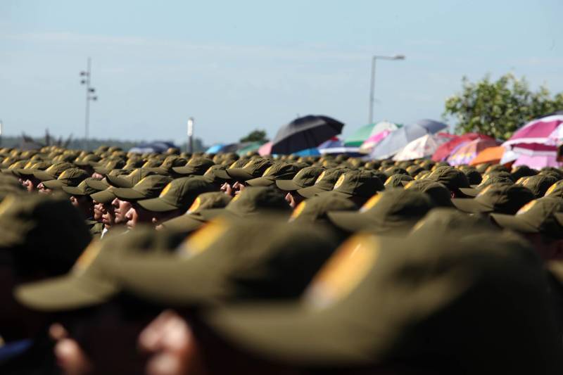 A cerimônia de formatura dos novos praças da Polícia Militar ocorreu na manhã desta segunda-feira (9), simultaneamente, em Belém e outros seis municípios paraenses: Santa Izabel, Castanhal, Barcarena, Capanema, Bragança e Tucuruí. Em Parauapebas, Marabá, Breves, Soure e Conceição do Araguaia, a formatura será celebrada na quinta-feira, dia 12. Na sexta-feira, dia 13, é a vez de Santarém, Altamira, Paragominas e Itaituba. O governador Simão Jatene presidiu a cerimônia de formatura no Portal da Amazônia, bairro da Cidade Velha, em Belém. Milhares de familiares dos formandos lotaram o espaço para entregar aos novos policiais militares seus diplomas de conclusão de curso.
FOTO: SIDNEY OLIVEIRA / AG. PARÁ
DATA: 09.07.2018
BELÉM - PARÁ <div class='credito_fotos'>Foto: Sidney Oliveira/Ag. Pará | <a href='/midias/2018/originais/c6ab98aa-8e7b-4e02-91c9-696600a317ed.jpg' download><i class='fa-solid fa-download'></i> Download</a></div>