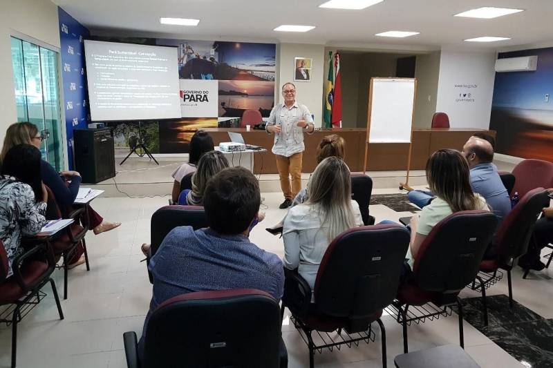 “O Pará Sustentável é um programa tão ambicioso que deve ser um programa de Estado, e não só de governo. A sociedade precisa se apropriar dele”, defendeu Oscar Roldan (foto), consultor do Programa das Nações Unidas para o Desenvolvimento (Pnud) durante o workshop “Política Estadual de Socioeconomia, Governança Pública Compartilhada e Planejamento Estratégico Situacional”, no qual foi orientador e facilitador. A capacitação, realizada nos dias 10 e 11 de abril (terça e quarta-feira), no auditório da Casa Civil da Governadoria, em Belém.
FOTO: DANI FILGUEIRAS / ASCOM SEMSU
DATA: 11.04.2018
BELÉM - PARÁ <div class='credito_fotos'>Foto: DANI FILGUEIRAS / ASCOM SEMSU | <a href='/midias/2018/originais/c6ac175f-8846-4203-b1a5-4ca06601c94f.jpg' download><i class='fa-solid fa-download'></i> Download</a></div>