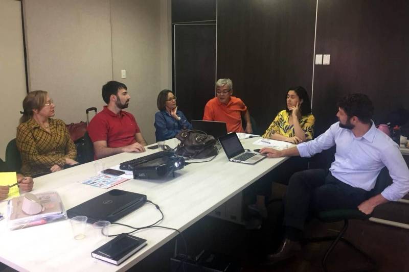 Para dar continuidade ao acompanhamento do workshop Melhoria da Situação Fiscal dos Municípios do Pará, a Secretaria Extraordinária de Municípios Sustentáveis (Semsu) está capacitando servidores públicos para o Escritório de Projetos que dará suporte aos municípios paraenses. A iniciativa faz parte do Programa Municípios Sustentáveis (PMV), na frente de apoio à gestão pública. Dez servidores públicos, das secretarias estaduais de Fazenda (Sefa), de Planejamento (Seplan) e de Administração (Sead), e da Escola de Governança Pública do Estado do Pará (EGPA), estão passando por uma capacitação realizada pela Organização Social Comunitas, em parceria com a Mais Partners. “A capacitação é voltada para o método de gestão PCA, utilizado para diagnosticar problemas e ajudar a definir soluções”, explicou Júlio Pereira Marques, consultor pleno da Mais Partners.
FOTO: SECOM
DATA: 23.02.2018
BELÉM - PARÁ <div class='credito_fotos'>Foto: Secom | <a href='/midias/2018/originais/c6c308f9-36ae-40f8-837c-675066acee4f.jpg' download><i class='fa-solid fa-download'></i> Download</a></div>
