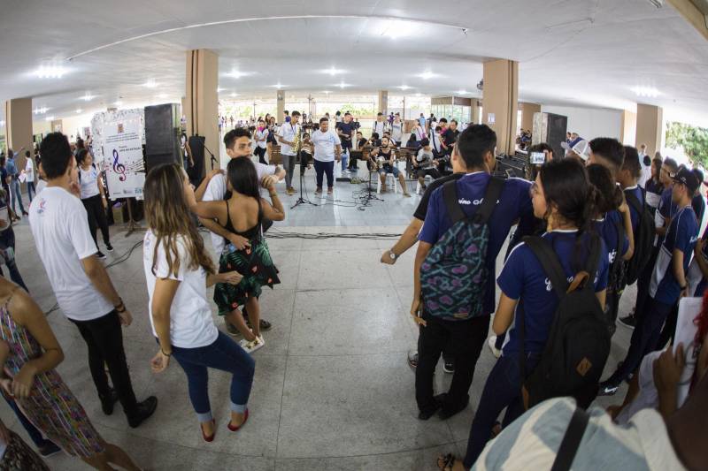Durante toda esta quinta-feira, 10, a Feira Vocacional da Universidade do Estado do Pará (Uepa) recebeu a visita de estudantes do ensino médio de escolas públicas e particulares da Região Metropolitana de Belém. Cada graduação da Uepa tinha um estande no hall de exposição do Centro Cultural Tancredo Neves (Centur), tudo para que os estudantes pudessem conhecer mais sobre os cursos, a atuação dos profissionais formados e o desenho curricular das disciplinas.
FOTO: NAILANA THIELY / ASCOM UEPA
DATA: 10.05.2018
BELÉM - PARÁ <div class='credito_fotos'>Foto: Nailana Thiely / Ascom Uepa | <a href='/midias/2018/originais/c6c83690-ed06-4c8d-9621-fd1e6c32d41c.jpg' download><i class='fa-solid fa-download'></i> Download</a></div>