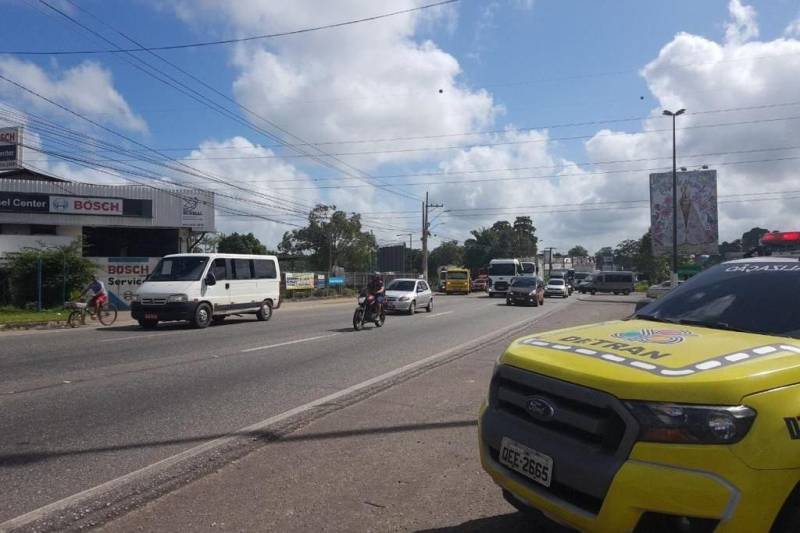 Cerca de 180 agentes de trânsito, com o apoio de 50 agentes de educação, trabalharão em todo o Estado nas estradas que ligam Belém aos balneários mais procurados nas festas de final de ano: Salinópolis, Mosqueiro (distrito da capital) e Marudá (em Marapanim). O Departamento de Trânsito do Estado (Detran) montou um esquema de trabalho intensivo para garantir a segurança viária na BR-316 (foto). Doze agentes fazem a fiscalização na rodovia, desde o KM-0 até o KM-18. A partir desta sexta-feira (29), a BR-316 contará com 27 agentes de trânsito nos pontos de maior concentração - KM-0, próximo a uma igreja evangélica; no perímetro da Prefeitura de Ananindeua e no município de Marituba, às proximidades do mercado. “Os agentes de trânsito garantirão o acesso na saída dessas pessoas com segurança, para que possa haver bastante fluidez”, informou Walmero Costa, diretor Técnico Operacional do Detran.

FOTO: ASCOM / DETRAN
DATA: 27.12.2018
ANANINDEUA - PARÁ <div class='credito_fotos'>Foto: ASCOM DETRAN   |   <a href='/midias/2018/originais/c6d29597-96b0-4bdf-8707-e6dfd4ecab64.jpg' download><i class='fa-solid fa-download'></i> Download</a></div>