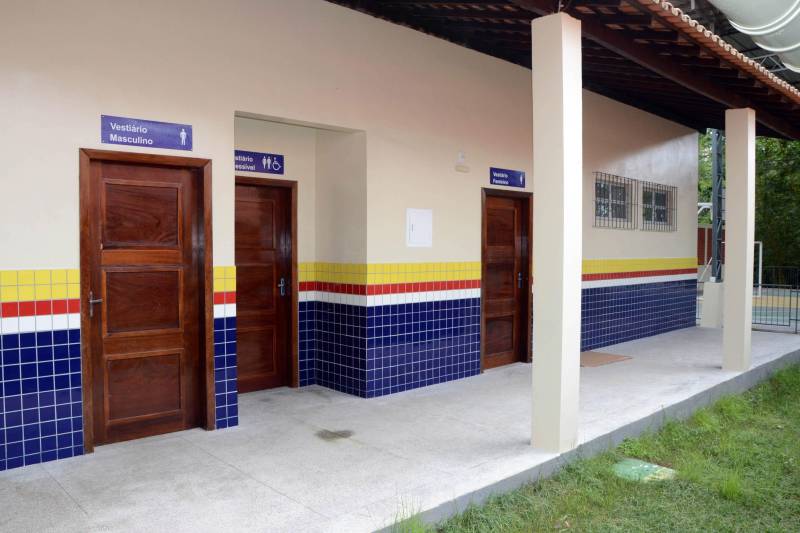 A Secretaria de Estado de Educação (Seduc) inaugura, nesta segunda-feira (26), as obras de reforma e ampliação da Escola de Ensino Médio Ruth Guimarães (foto), em Benevides. E na terça-feira (27) serão inauguradas as obras da Escola Álvares de Azevedo, em Belém. Ambas fazem parte de um pacote de 66 obras em execução, previstas pelo Programa de Melhoria da Qualidade e Expansão da Cobertura da Educação Básica do Estado do Pará. Com um investimento de 351 milhões de dólares (57,3% financiados pelo Banco Interamericano de Desenvolvimento - BID, e 42,7% da contrapartida do Estado), o programa materializa o Pacto pela Educação – ação política que compromete instituições públicas e privadas na melhoria dos indicadores educacionais do Estado.
FOTO: ASCOM / SEDUC
DATA: 23.03.2018
BENEVIDES - PARÁ <div class='credito_fotos'>Foto: ASCOM SEDUC | <a href='/midias/2018/originais/c6d31c79-40ec-4207-8e88-2ab45e1ba674.jpg' download><i class='fa-solid fa-download'></i> Download</a></div>