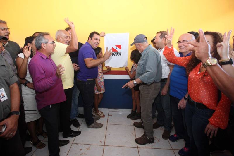 Também foram entregues nesta segunda (25) obras no distrito de Serra Pelada, em Curionópolis, sudeste do Estado. Uma das inaugurações foi a da Escola Estadual de Ensino Médio Joaquina Diamantina. A unidade de ensino teve investimento de R$ 220 mil em serviços nas redes elétrica e hidráulica, além de pintura, melhoria do forro e cobertura, assim como parte do piso, muro e calçada. Fundada em 1989, a escola foi praticamente reconstruída para atender com qualidade os 232 estudantes, nos turnos da tarde e à noite. São três salas de aula; bloco administrativo (sala da direção, sala dos professores e secretaria); uma copa cozinha, uma dispensa para armazenamento de alimentos da merenda escolar e banheiros masculino, feminino e de pessoa com deficiência (PCD). Em Curionópolis, o governador também entregou a pavimentação asfáltica de quatro quilômetros de vias urbanas, uma parceria com a Prefeitura de Curionópolis, dentro do Programa Asfalto na Cidade. Para esta obra, foram destinados R$ 1,7 milhão, que incluem serviços em terra, sub-base e base, pavimentação em CBUQ (Concreto Betuminoso Usinado a Quente) de três centímetros de espessura, meio-fio de concreto com lâmina d’água e sinalização horizontal. Curionópolis é um dos 99 municípios paraenses que assinaram com o governo o Termo de Asfalto, sendo que 33 já iniciaram as obras. Somados, os termos garantirão 529,6 km de pavimentação de vias urbanas – um investimento total de quase R$ 255 milhões do Tesouro Estadual.
FOTO: THIAGO GOMES / AG. PARÁ
DATA: 25.06.2018
CURIONÓPOLIS - PARÁ <div class='credito_fotos'>Foto: Thiago Gomes /Ag. Pará | <a href='/midias/2018/originais/c6d965af-9c88-4542-b9cc-43339f4d1b78.jpg' download><i class='fa-solid fa-download'></i> Download</a></div>