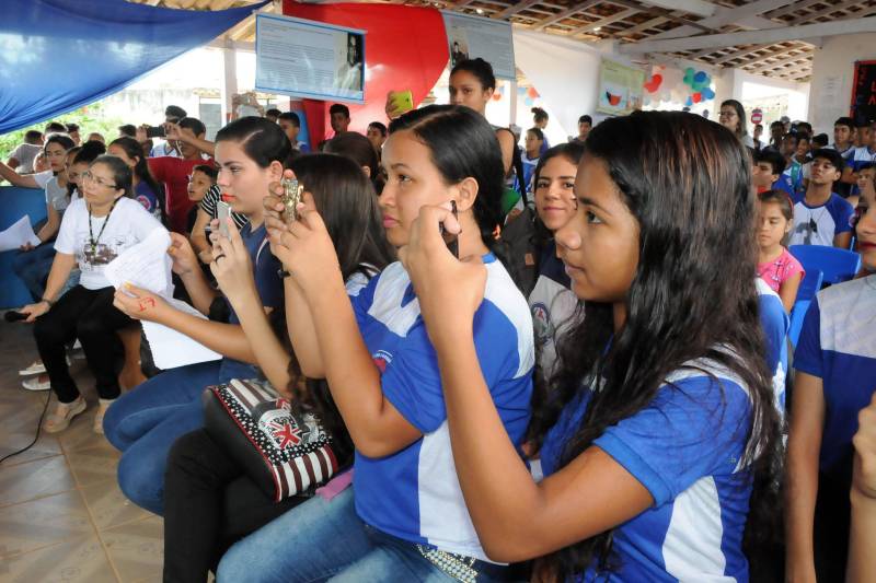 Alunos da Escola Estadual de Ensino Fundamental e Médio Nossa Senhora do Carmo, no bairro do Tapanã, em Belém, montaram um coletivo cultural para levar arte para dentro da escola, trazendo um novo olhar para a literatura fora dos livros.
FOTO: FERNANDO NOBRE / ASCOM SEDUC
DATA: 17.05.2018
BELÉM - PARÁ <div class='credito_fotos'>Foto: FERNANDO NOBRE/ASCOM SEDUC | <a href='/midias/2018/originais/c6db5365-fabe-44c3-ac2f-633070be3482.jpg' download><i class='fa-solid fa-download'></i> Download</a></div>