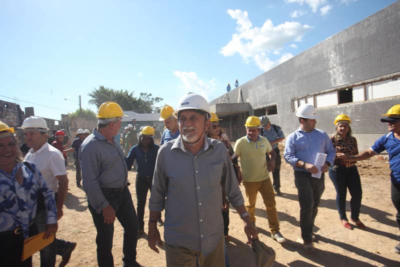 O município de Itaituba, localizado a cerca de 1,3 mil quilômetros de Belém, no sudoeste do Pará, recebeu agenda do Governo do Estado nesta terça-feira (3). O governador Simão Jatene visita uma série de obras no município, entre elas a da escola com 12 salas de aula que está sendo construída no distrito de Miritituba e do Hospital Regional Público do Tapajós (foto). A comitiva governamental fará inspeção ainda nas obras do novo sistema de abastecimento e tratamento de água da Companhia de Saneamento do Pará (Cosanpa).
FOTO: MARCELO LELIS / AG. PARÁ
DATA: 03.07.2018
ITAITUBA - PARÁ <div class='credito_fotos'>Foto: Marcelo Lelis / Ag. Pará | <a href='/midias/2018/originais/c6de4595-5066-42f3-b217-c4d7e7325f1f.jpg' download><i class='fa-solid fa-download'></i> Download</a></div>