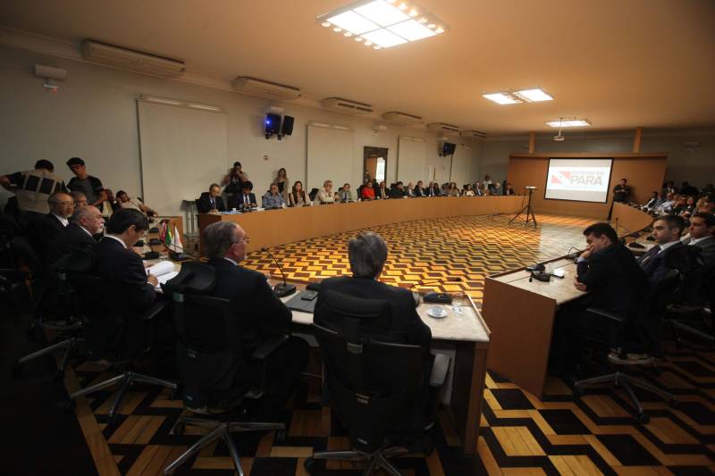 Governo do Estado, Agência de Cooperação Internacional do Japão (Jica) e Embaixada do Japão no Brasil assinaram no final da tarde desta sexta-feira a Ordem de Serviço que marca que marca o início das obras na Rodovia BR-316. As obras iniciam já na próxima segunda-feira.Com projeto arrojado, que trará grande reforma estrutural para a entrada da capital paraense, desde a rede de drenagem, até os chamados retoques finos, como paisagismo e moderna rede de iluminação pública em LED, abrange os municípios de Belém, Ananindeua e Marituba, em 10,8 km de extensão. As obras de reconstrução e requalificação incluem pistas com três faixas de rolagem nos dois sentidos, com pavimento flexível, uma faixa (em cada sentido) exclusiva para o BRT Metropolitano, duas ciclovias bidirecionais, gramado próximo à ciclovia para arborização, dois passeios para circulação de pedestres com 2,5m de largura, faixa de piso tátil e rampas de acessibilidade, de acordo com a legislação vigente, além de mobiliário urbano (bancos, lixeiras e abrigos em paradas de ônibus convencionais).

FOTO: SIDNEY OLIVEIRA / AG. PARÁ
DATA: 07.12.2018
BELÉM - PARÁ <div class='credito_fotos'>Foto: Sidney Oliveira/Ag. Pará   |   <a href='/midias/2018/originais/c6e0e439-c8af-4010-ad19-0307e9cb891f.jpg' download><i class='fa-solid fa-download'></i> Download</a></div>