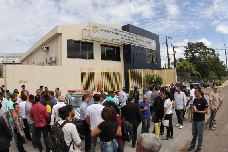 Sempre que algum caso ligado à segurança envolvendo crianças ou adolescentes acontecia em Ananindeua, Marituba ou municípios vizinhos, os agentes eram obrigados a se deslocar ate Belém. Os municípios da Região Metropolitana não dispunham de uma unidade da Data, Divisão de Atendimento ao Adolescente. E nesta quarta-feira, 30, esse problema acabou. O Governo do Pará inaugurou as novas instalações da 2ª Data do Pará, na Rodovia Mario Covas, em Ananindeua. Vinculada à Diretoria de Atendimento a Grupos Vulneráveis, a unidade terá circunscrição em Ananindeua, Marituba, Benevides e Santa Bárbara do Pará. 

FOTO: CRISTINO MARTINS / AG. PARÁ
DATA: 30.05.2018
 <div class='credito_fotos'>Foto: Cristino Martins/Ag. Pará   |   <a href='/midias/2018/originais/c6e4057e-d9ae-4460-ad54-84f36980d58f.jpg' download><i class='fa-solid fa-download'></i> Download</a></div>