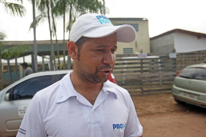 Aos 22 anos, Cláudio Cardoso está desempregado e procura um trabalho para sustentar o filho. Neste domingo (11) ele aproveitou a presença da Caravana Pro Paz no município de Barcarena, distante 15 quilômetros da capital, para retirar seus documentos e até aproveitou para cortar os cabelos. Na segunda-feira (12) pretende sair em busca de um emprego. Ele é um dos mil beneficiados pelos atendimentos feitos na cidade pela Caravana Pro Paz, uma ação do Governo do Pará, que busca garantir o acesso da população mais carente a serviços de atenção às necessidades básicas do cidadão, como atendimentos médicos, exames, vacinação, entre outros, com ações de mobilização em diversas regiões e municípios, a fim de fortalecer a cidadania paraense. “Os documentos e aparências são muito importantes para conseguir um trabalho, por isso estou aproveitando para fazer tudo para na segunda-feira continuar procurando emprego”, comentou Claudio. Ele está separado e quer encontrar um trabalho para sustentar o filho. A Caravana Pro Paz está iniciando os trabalhos em 2018 por Barcarena, nas comunidades de Vila Nova, Bom futuro e Burajuba afetadas pelo transbordamento de rejeitos da Hydro Alunorte, no início deste mês. Os serviços de retirada de documentos (Certidão de Nascimento, RG, Registro Social, ID Jovem), atendimento médico (pediatria, ginecologia e clínica geral), consulta jurídica, exames vacinas e cortes de cabelo foram ofertados em parceria com a Prefeitura do município. Na foto, o coordenador da Caravana Pro Paz Cidadania, Deckson Oliveira.
FOTO: IGOR BRANDÃO / AG PARÁ
DATA: 11.03.2018
BARCARENA - PARÁ <div class='credito_fotos'>Foto: IGOR BRANDÃO / AG. PARÁ | <a href='/midias/2018/originais/c6e48645-6888-45be-89fe-1843b7fc02fe.jpg' download><i class='fa-solid fa-download'></i> Download</a></div>