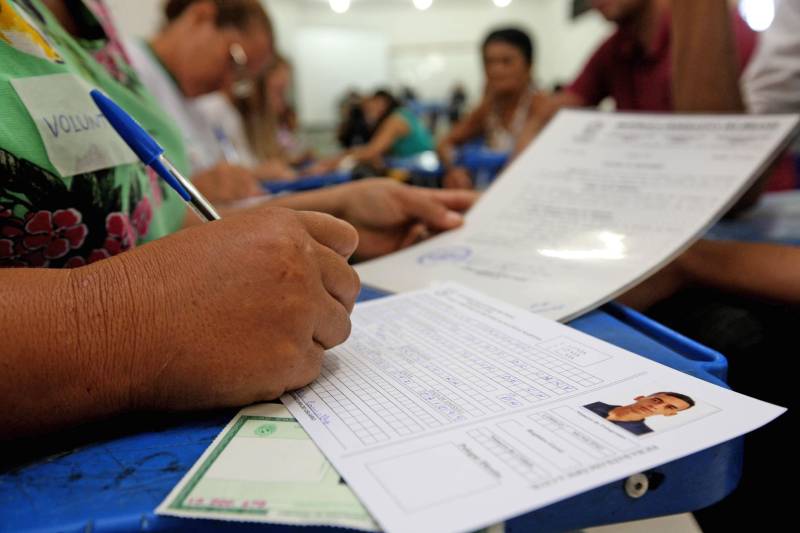 “Perdi todos os documentos na chuva, assim como quase tudo de dentro da casa. Poder tirar os documentos hoje, menos de uma semana depois do desastre e tudo de graça, é bom, chegou na hora certa e vai ajudar muita gente mesmo”. A fala é Adriano Pinheiro, morador do bairro Angelim, um dos 15 afetados pela forte enxurrada que alagou 40% do município de Paragominas, no nordeste paraense, na semana passada. Ele se soma a outras centenas de pessoas que estiveram nesta terça-feira (17), na Escola Municipal Anésia da Costa Chaves, primeiro local da Caravana do ProPaz no município (foto). Semelhante as demais ações do ProPaz Cidadania, o programa está viabilizando no município a emissão de 2ª via de Certidão de Nascimento, Registro Geral (RG), 2ª via de CPF, carteira social (mudança de gênero), fotos para os documentos e a carteira do ID Jovem, que possibilita a jovens de 15 a 29 anos, diversos benefícios, entre eles, meia passagem em trajetos interestaduais.
FOTO: SIDNEY OLIVEIRA / AG. PARÁ
DATA: 17.04.2018
PARAGOMINAS - PARÁ
<div class='credito_fotos'>Foto: Sidney Oliveira/Ag. Pará | <a href='/midias/2018/originais/c6e8830d-92c7-499b-b4f8-3729c8750d4c.jpg' download><i class='fa-solid fa-download'></i> Download</a></div>