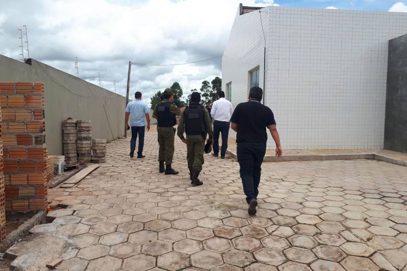 Representantes dos órgãos regionais das áreas de segurança pública, saúde, educação, produção, habitação e geração de renda discutiram demandas do sul e sudeste em reunião realizada na segunda-feira (26), no auditório da Universidade do Estado do Pará (Uepa), campus de Redenção, com o secretário Regional de Governo do Sudeste do Pará, Jorge Bittencourt. Para cerca de 50 pessoas foram anunciadas as inaugurações, já para março, de obras na área de segurança pública. Na foto, visita as obras de construção do novo BPM.
FOTO: ASCOM CRG
DATA: 26.02.2018
REDENÇÃO - PARÁ <div class='credito_fotos'>Foto: ASCOM CRG | <a href='/midias/2018/originais/c6f4bb58-59f6-4eea-9397-9712740cbdf4.jpg' download><i class='fa-solid fa-download'></i> Download</a></div>