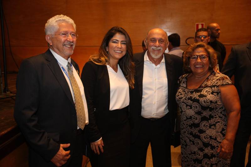 Para o governador Simão Jatene (foto), todos os nomeados podem se considerar – a partir do momento em que optaram por um concurso público no Pará – paraenses, “pois vão ajudar a construir o estado”. “Vocês terão a grata oportunidade de conhecer o estado pelo seu interior, o que é extremamente enriquecedor”, disse o governador. “Mas, preparem-se, pois terão poucos aplausos nos acertos e muitas e severas críticas ao menor erro”. Sobre o concurso e a posse dos novos delegados, Jatene disse que “mais um desafio foi vencido, que é o de ter um delegado para cada município”. “É mais um passo no sentido de combater a violência e melhorar os índices da segurança pública, o que nós fazemos mesmo com a crise que ainda assola o país”, disse o governador. “Enquanto existir essa vontade coletiva, unindo governo e sociedade, vamos vencer mais desafios, em todas as áreas”, concluiu Simão Jatene.
FOTO: SYDNEY OLIVEIRA / AG. PARÁ
DATA: 26.02.2018
BELÉM - PARÁ <div class='credito_fotos'>Foto: Sidney Oliveira/Ag. Pará | <a href='/midias/2018/originais/c6f6d099-b64d-49e4-8ff4-6425a1de61e7.jpg' download><i class='fa-solid fa-download'></i> Download</a></div>