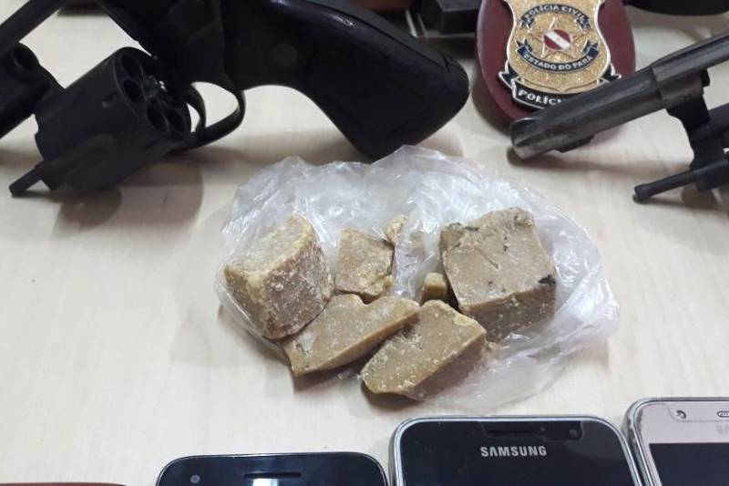 A Polícia Civil do Pará deu continuidade à operação policial para desarticular uma associação criminosa ligada a assaltos, homicídios e tráfico de drogas em Portel, na Ilha do Marajó. Dois homens e quatro mulheres foram presos, nesta quinta-feira (10), na ação deflagrada por policiais civis da delegacia do município e do Grupo de Pronto-Emprego (GPE), equipe tática da Polícia Civil.
FOTO: ASCOM POLÍCIA CIVIL
DATA: 10.05.2018
PORTEL - PARÁ <div class='credito_fotos'>Foto: Ascom Polícia Civil | <a href='/midias/2018/originais/c6f78d3d-3c11-4e03-ad43-179f8f9aa24d.jpg' download><i class='fa-solid fa-download'></i> Download</a></div>