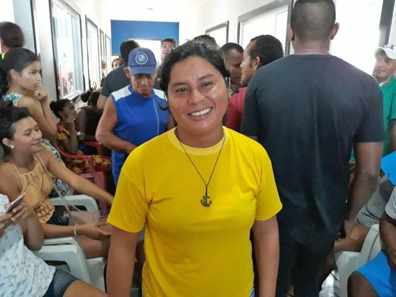 A caravana Pro Paz Cidadania despede-se hoje (09) do município de São João de Pirabas, nordeste paraense. Após dois dias de ação, o coordenador responsável pelas emissões das identidades jovens (Id jovem), destaca um saldo positivo de atendimentos a comunidade "Fizemos no domingo e na segunda ação em Pirabas e podemos contabilizar 1.500 atendimentos. A procura é muito grande principalmente por certidão de nascimento e rg, devido também ao fato de ser uma comunidade que trabalha com a pesca ou roçado, então, os documentos se perdem com mais facilidade. Estamos felizes por conseguir atender a demanda do município", finalizou Arnaldo Ampuero. Na foto, Emilene Sousa, agente de serviços urbanos.
FOTO: ASCOM / PRO PAZ
DATA: 09.04.2018
SÃO JOÃO DE PIRABAS - PARÁ <div class='credito_fotos'>Foto: ASCOM PRO PAZ | <a href='/midias/2018/originais/c6f80ea8-bb09-47c9-bc7a-b14a307f4bc8.jpg' download><i class='fa-solid fa-download'></i> Download</a></div>