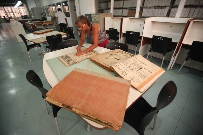 Ao entrar na Biblioteca Arthur Viana, localizada no Centro Cultural e Turístico Tancredo Neves (Centur), é possível visualizar e sentir as diferenças logo ao chegar. O espaço, que desde 2015 passava por reformas, está completamente pronto para sua reinauguração, que deve acontecer já na próxima semana. Iluminação adequada, climatização renovada, mudança de estantes e outros móveis que contribuíram para a ampliação do espaço, além de um verdadeiro upgrade em diversos espaços de convivência, serviços e estudos, trouxeram novos ares a centenária biblioteca.
FOTO: THIAGO GOMES / AG. PARÁ
DATA: 27.04.2018
BELÉM - PARÁ <div class='credito_fotos'>Foto: Thiago Gomes /Ag. Pará | <a href='/midias/2018/originais/c6fa8a96-d1f8-4363-802f-26c1a9a389d8.jpg' download><i class='fa-solid fa-download'></i> Download</a></div>